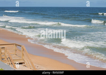 Ruhige friedliche Atlantic Coast Beach View Orange Sand ruhig Grün Weiß Surfen Ozean Meer Wasser Meer Treppen zum Wasser im Freien Natur Ferienhäuser Bild. Stockfoto