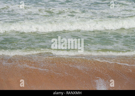Scenic Marine Landschaft Outdoor Beach Natur Fotografie ruhigen Blick sanfte grüne Wasser Wellen schöne Orange Küstensand North Florida Beach. Stockfoto