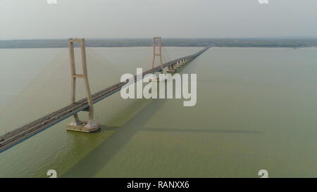 Luftaufnahme Tragkabel Brücke Suramadu über madura Meerenge zwischen den Inseln Java, Madura. surabaya Hohe Küste Brücke mit Autobahn. Java, Indonesien Stockfoto