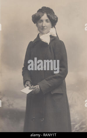 Vintage Bridlington photographische Postkarte von einer Dame, die scheint zu sein das Tragen eines Krankenschwestern Uniform. Stockfoto