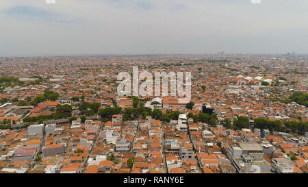 Antenne Stadtbild dicht bebaute asiatischen Stadt Surabaya mit Gebäuden und Häusern, die Skyline der Stadt. Städtische Umwelt in Asien. Surabaya Hauptstadt Ost Java, Indonesien Stockfoto