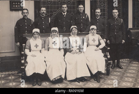 Jahrgang fotografische Postkarte zeigt eine Gruppe des Roten Kreuzes Stockfoto