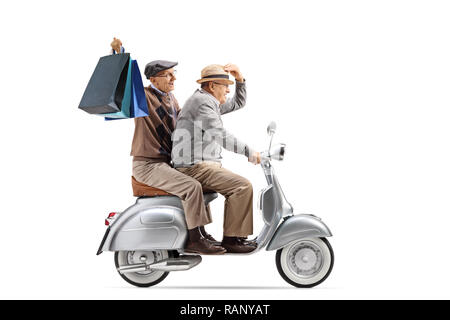 Volle Länge Schuß von zwei ältere Männer reiten ein Vintage Roller und Holding Einkaufstaschen auf weißem Hintergrund Stockfoto