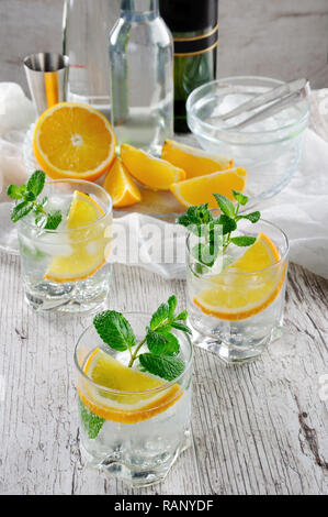 Dies ist eine leichte und erfrischende Sommer Cocktail mit weißem Portwein, gemischt mit trockenen oder lieblichen Wein mit ein paar Tropfen orange und einem Hauch von Minze. Stockfoto