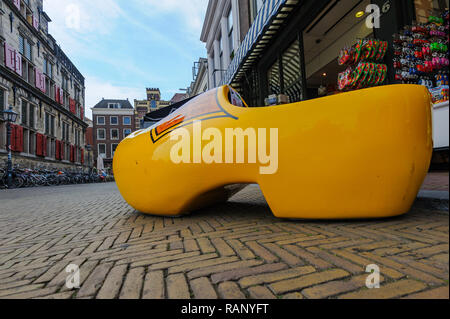 Souvenirshop mit riesigen gelben Verstopfen vor dem Schaufenster, Delft, Niederlande Stockfoto