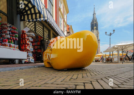 Souvenirshop mit riesigen gelben Verstopfen vor dem Schaufenster, Delft, Niederlande Stockfoto