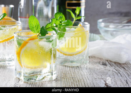 Dies ist eine leichte und erfrischende Sommer Cocktail mit weißem Portwein, gemischt mit trockenen oder lieblichen Wein mit ein paar Tropfen orange und einem Hauch von Minze. Stockfoto