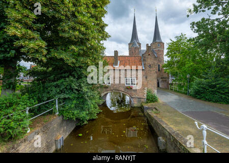 Östliche Tor (oostpoort), Altes Stadttor von Delft, Niederlande Stockfoto