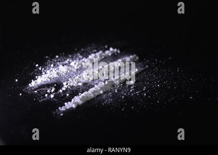 Weißes Pulver Droge in Linien verzehrt zu werden. Stockfoto