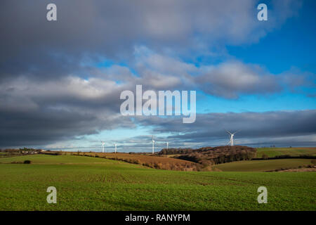 Winter Blick auf die Berge und die Landschaft mit Windkraftanlagen über Ulley Reservoir, Rotherham, South Yorkshire, England Stockfoto