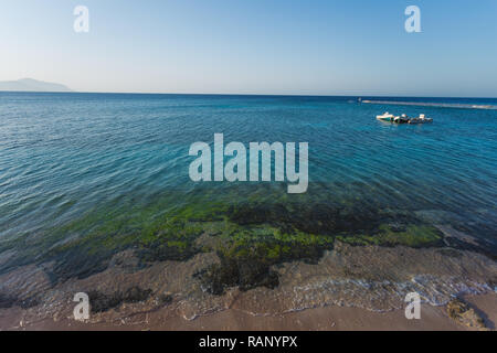 Drei Motorboote in Distanz. Blue Marine Wasser und klaren Himmel Hintergrund. Horizontale Farbfotografie. Stockfoto