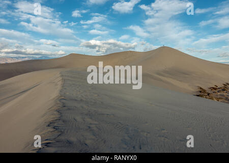 Wind gemeißelte Sand zu bilden die faszinierende Mesquite Sand Dunes, Death Valley National Park, Kalifornien Stockfoto