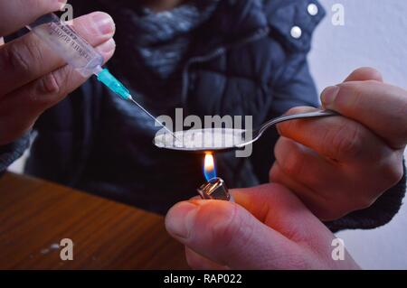 Drogen. Drogenmissbrauch. Heizung bis Heroin mit Flamme. Spritze meth. Stockfoto