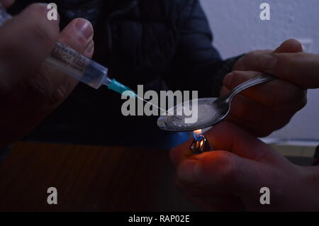 Heldin durch Erwärmung in einem Löffel vorbereitet wird. Stockfoto