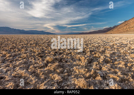 Klumpen des Salzes und Schlamm Erstellen einer verbietet, Landschaft, Badwater Basin, Death Valley National Park Stockfoto