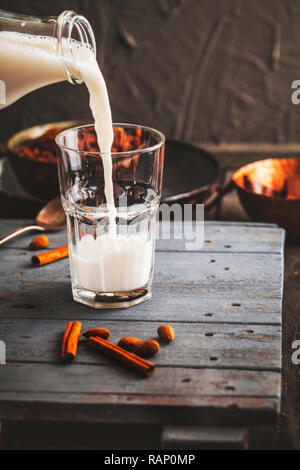 Gesundes Frühstück. Müsli mit Kakao und Milch. Milch Glas und Flasche Stockfoto