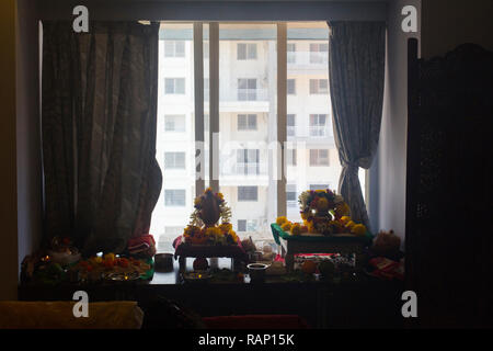 Pune/Indien - Oktober 2015: Objekte bereit für eine Puja in einer Wohnung in Pune. Stockfoto