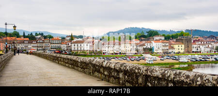 Ponte de Lima, Portugal - Mai 1, 2018: Ponte de Lima ist durch seine mittelalterliche Architektur und Umgebung, gebadet durch den Rio Lima. Stockfoto