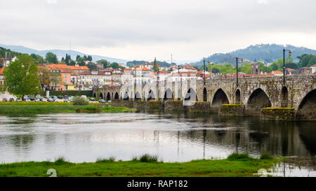 Ponte de Lima, Portugal - Mai 1, 2018: Ponte de Lima ist durch seine mittelalterliche Architektur und Umgebung, gebadet durch den Rio Lima. Stockfoto