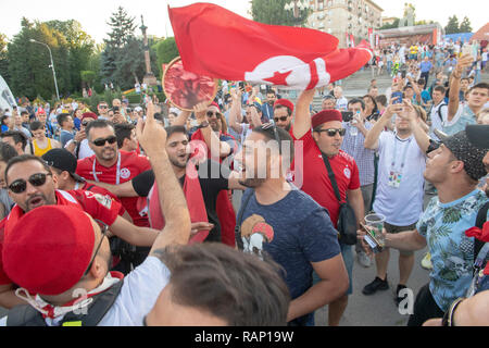 Wm 2018 WOLGOGRAD ENGLISCH UND TUNESISCHEN FANS SPASS HABEN VOR DEM SPIEL. Bild JEREMY SELWYN 18/06/2018 Stockfoto