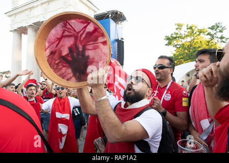 Wm 2018 WOLGOGRAD ENGLISCH UND TUNESISCHEN FANS SPASS HABEN VOR DEM SPIEL. Bild JEREMY SELWYN 18/06/2018 Stockfoto