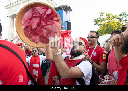 Wm 2018 WOLGOGRAD ENGLISCH UND TUNESISCHEN FANS SPASS HABEN VOR DEM SPIEL. Bild JEREMY SELWYN 18/06/2018 Stockfoto