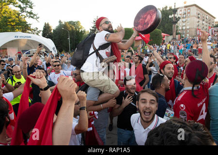 Wm 2018 WOLGOGRAD ENGLISCH UND TUNESISCHEN FANS SPASS HABEN VOR DEM SPIEL. Bild JEREMY SELWYN 18/06/2018 Stockfoto