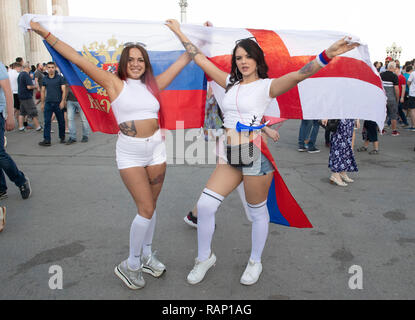 Wm 2018 WOLGOGRAD ENGLISCH UND TUNESISCHEN FANS SPASS HABEN VOR DEM SPIEL. Bild JEREMY SELWYN 18/06/2018 Stockfoto