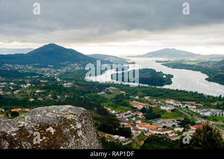 Vila Nova de Cerveira, Portugal - Mai 2, 2018: Regen - beladene Wolken über dem Dorf, Vila Nova de Cerveira, Portugal Stockfoto