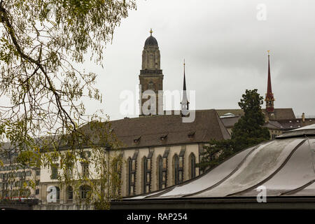 Zürich, Schweiz - Okt 130 Th, 2018: Blick auf Grossmünster und Zürich Altstadt von Limmat. Das grossmünster ist ein romanischer Evangelische Kirche in Zürich, Schweiz. Regnerische Wetter im Herbst. Stockfoto