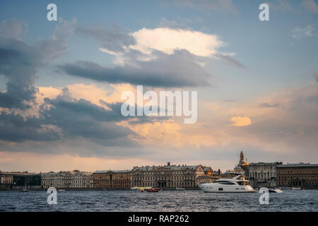 Touristische Boote und Yachten schwimmt auf der Newa vor dem Hintergrund der typischen Architektur und Palace Damm am Abend bei Golden Sunset, Sankt P Stockfoto