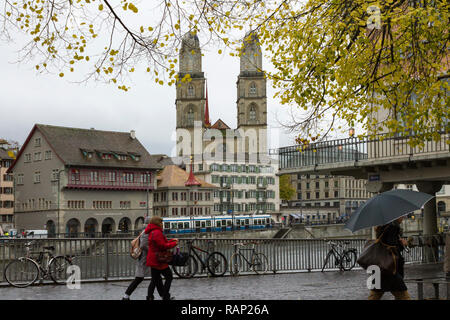 Zürich, Schweiz - Okt 130 Th, 2018: Blick auf Grossmünster und Zürich Altstadt von Limmat. Das grossmünster ist ein romanischer Evangelische Kirche in Zürich, Schweiz. Regnerische Wetter im Herbst. Stockfoto