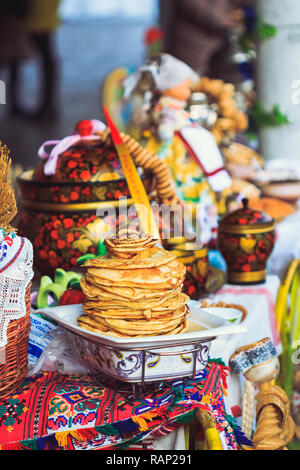 Schönen Pfannkuchen auf der Theke gestapelt auf nationaler Feiertag Maslenitsa, um die Ankunft des Frühlings gewidmet Stockfoto