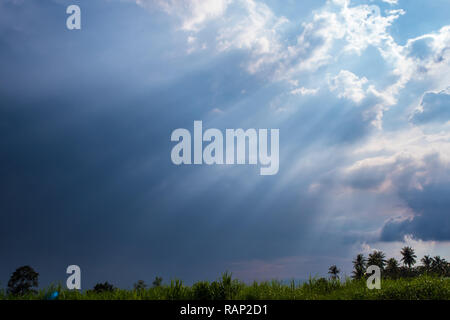 Strahl des Sonnenlichts hinter dunklen Wolken in der Landschaft Stockfoto