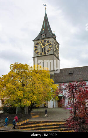 Zürich, Schweiz - Okt 130 Th, 2018: klassisch schönen und bunten Schweizer Stadt oder Landschaft bei regnerischen Herbst Tag Stockfoto