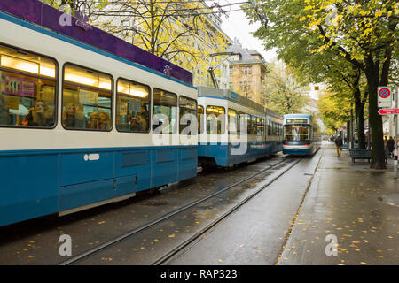 Zürich, Schweiz - Okt 130 Th, 2018: klassisch schönen und bunten Schweizer Stadt oder Landschaft bei regnerischen Herbst Tag Stockfoto