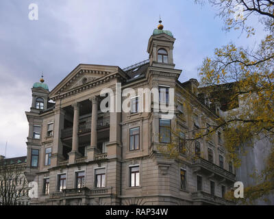 Zürich, Schweiz - Okt 130 Th, 2018: klassisch schönen und bunten Schweizer Stadt oder Landschaft bei regnerischen Herbst Tag Stockfoto