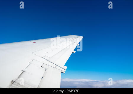 New York, USA, 29. Dez 2018 - Der Flügel eines Embraer ERJ-135 Twin Jet ist gegen den Himmel gesehen, wie es von New York La Guardia Flughafen abfährt. Foto von Stockfoto