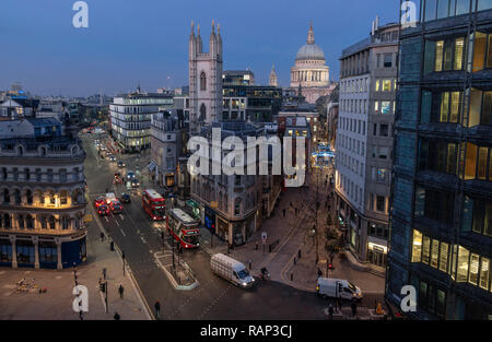 St Pauls Kathedrale steht unter kommerziellen Bürogebäuden im Financial District in der City von London, England, Vereinigtes Königreich. Stockfoto