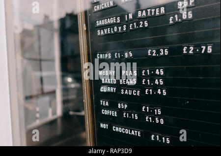 Eine traditionelle Preis stehen im Fenster eines Fisch und Chip Shop in Whitstable, England, Vereinigtes Königreich. Stockfoto