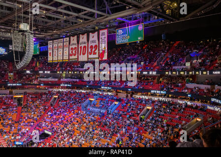 Miami, Florida - Dezember 2018. Massen von Anhängern füllen die American Airlines Arena während ein NBA Match zwischen Miami und Orlando Magic. Stockfoto