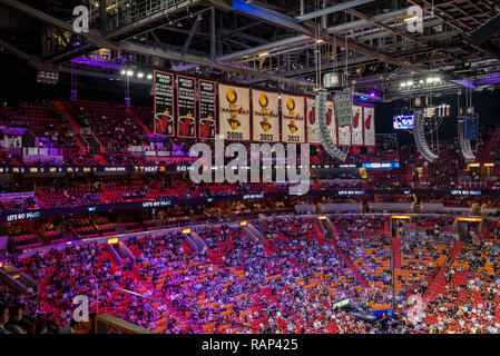 Miami, Florida - Dezember 2018. Massen von Anhängern füllen die American Airlines Arena während ein NBA Match zwischen Miami und Orlando Magic. Stockfoto