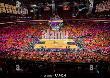 Miami, Florida - Dezember 2018. Massen von Anhängern füllen die American Airlines Arena während ein NBA Match zwischen Miami und Orlando Magic. Stockfoto