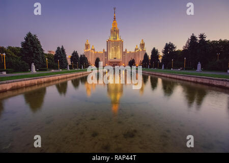 Beleuchtung auf das Gebäude der Moskauer Staatlichen Universität mit Reflexionen in den Teich Stockfoto