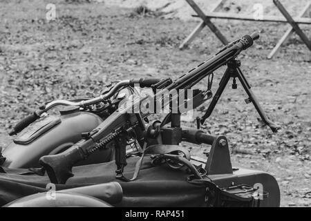MG-42 Maschinengewehr der Deutschen Armee während des Zweiten Weltkriegs. Schwarz weiß Farbe Bild Stockfoto