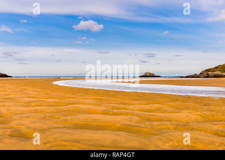 Fluß über Crantock Beach, Newquay, Cornwall, UK fließende Stockfoto