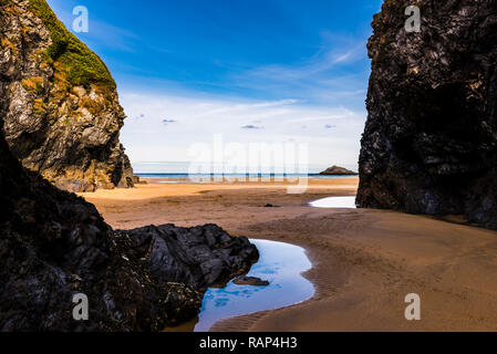 Blick von einer felsigen Bucht auf Crantock Beach, Newquay, Cornwall, Großbritannien Stockfoto