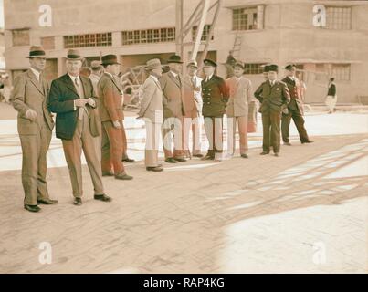 Palästina Unruhen 1936. Mitglieder der Königlichen Kommission Besuch der Jaffa Custom House. Gruppe ist ein Blick auf die Neuerfundene Stockfoto