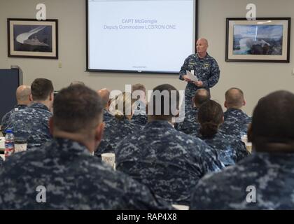 SAN DIEGO (Feb. 24, 2017) Kapitän Matthew McGonigle, Deputy Commodore, Littoral Combat Ship (LCS) Squadron (LCSRON) ein, spricht während der LCS finden Leadership Symposium am Naval Base San Diego. Fast 100 Führungskräfte aus über dem Littoral Combat Ship (LCS) Naval Reserve Force und aktive Kraft treffen sich an diesem Wochenende fortgesetzt Strategien für Erfolg und künftige Änderungen für die Naval Reserve LCS-Programm zu diskutieren.. Stockfoto