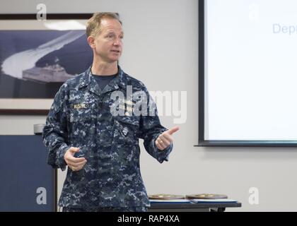 SAN DIEGO (Feb. 24, 2017) der hinteren Adm. John B. Mustin, stellvertretender Commander, Naval Surface Force, US Pacific Fleet, spricht während der LCS finden Leadership Symposium am Naval Base San Diego. Fast 100 Führungskräfte aus über dem Littoral Combat Ship (LCS) Naval Reserve Force und aktive Kraft treffen sich an diesem Wochenende fortgesetzt Strategien für Erfolg und künftige Änderungen für die Naval Reserve LCS-Programm zu diskutieren.. Stockfoto